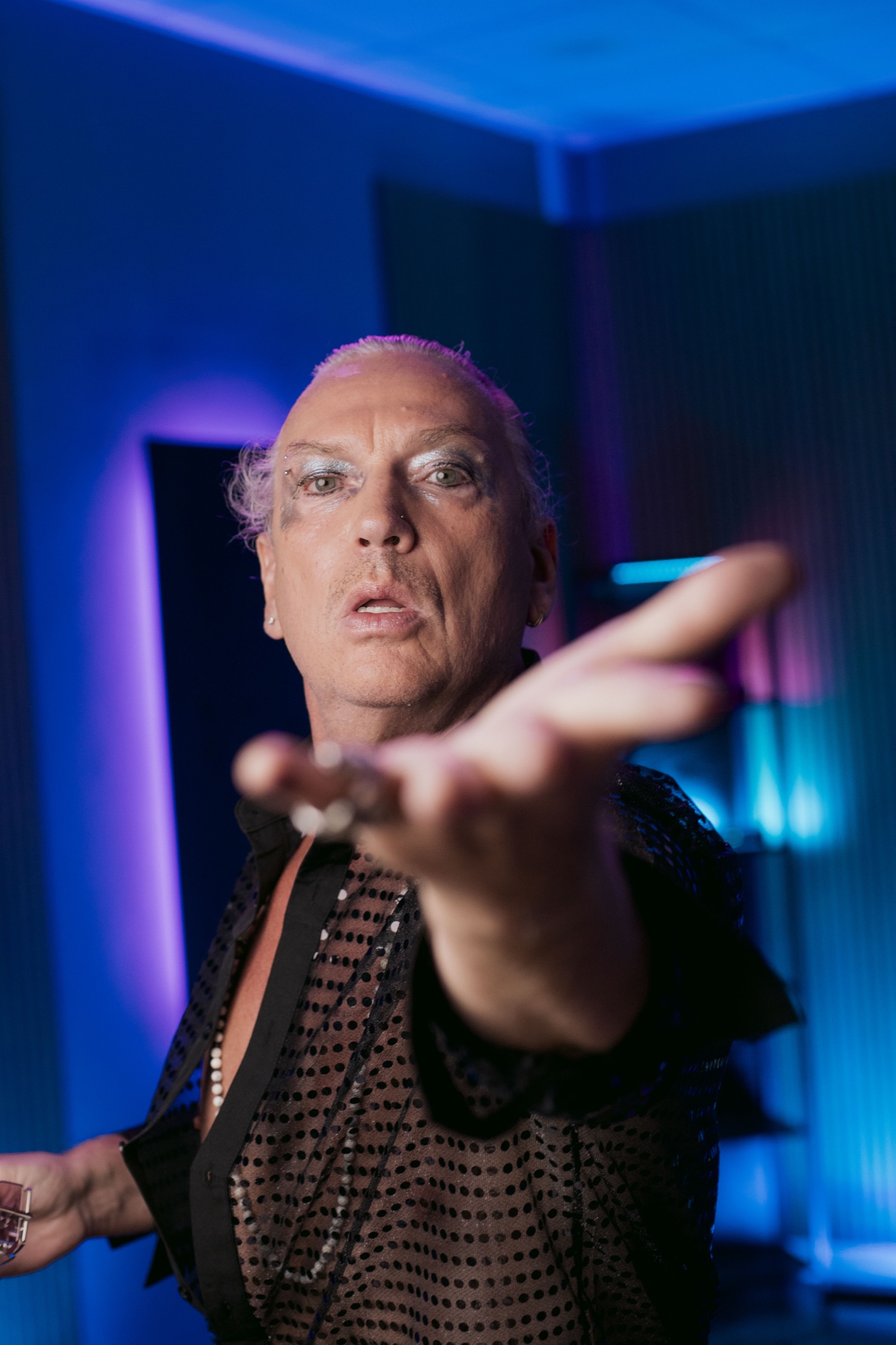 Mauro Repetto nei panni di Retinal — backstage a Sala Podcast Roma